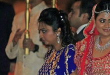 Shristi Mittal luca un vestido de tonos fucsia. | Efe