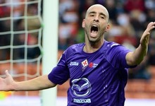 Borja Valero se lamenta durante un partido con la Fiorentina.