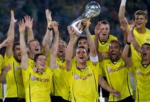 Los jugadores del Borussia posan con el trofeo de la Supercopa. | Cordon Press