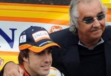 Fernando Alonso, junto a Flavio Briatore. | Archivo
