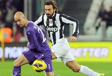 Borja Valero defendido por Andrea Pirlo durante un lance del encuentro. | EFE