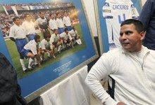 Fernando Cceres observa una de sus fotos con el Zaragoza. | EFE