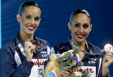 Ona Carbonell y Marga Cresp posan con la medalla de bronce. | EFE