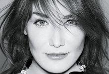 Carla Bruni anunciando auriculares
