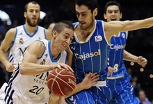 Carroll entra a canasta ante la defensa de Sastre. | EFE