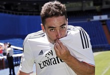 Dani Carvajal besa el escudo del Real Madrid. | @realmadrid
