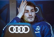 Casillas, en el banquillo del Bernabu al arrancar el choque ante la Real.| EFE