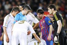 Iker Casillas (d), durante un clsico contra el Bara en el Camp Nou. | Cordon Press/Archivo