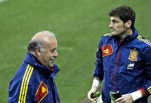 Del  Bosque y Casillas, que en principio ser suplente, durante un entrenamiento de la seleccin. | EFE