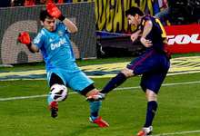 Casillas ante Messi, en la jugada que supuso el 1-1 provisional. | EFE