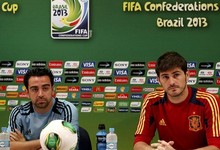 Iker Casillas (d), en rueda de prensa junto a Xavi Hernndez. | EFE