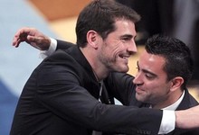 Casillas y Xavi se abrazan despu�s de recoger el premio. | EFE