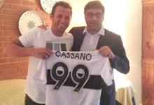 Cassano ya posa con la camiseta del Parma. | Foto: Twitter