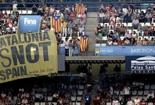 Una gran pancarta independentista presidi la grada del Palau Sant Jordi. | EFE