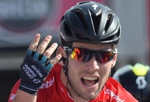 Mark Cavendish celebra su victoria en la meta de Cherasco. | EFE