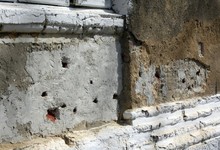 La pared agujereada a balazos por el fusilamiento de Nicolae Ceausescu | Cordon Press 