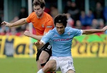 Ju Young Park intenta controlar el baln ante el defensa de la Real Sociedad, Iigo Martnez. | EFE 