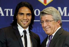 Falcao, junto a Cerezo el d�a de su presentaci�n con el Atl�tico. | Archivo