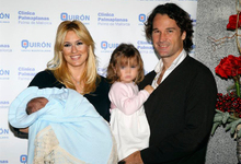 La feliz pareja y sus hijos, Carla y Carlos | EFE