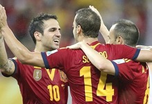 Soldado (c) celebra su gol junto a Cesc Fbregas (i) e Iniesta. | EFE