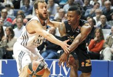 Sergio Rodr�guez, ante Keith Langford durante un lance del partido. | EFE