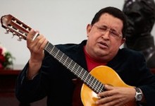 Chvez con su guitarra y Bolvar detrs. 