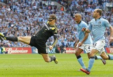 Torres busca un remate imposible. | EFE