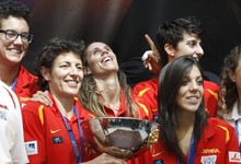 Las jugadores posan con el trofeo durante su visita a la sede de la Comunidad de Madrid. | EFE