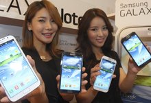 Azafatas mostrando el Samsung Galaxy Note. | Cordon Press