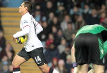 Chicharito Hern�ndez celebra uno de sus goles al Aston Villa. | EFE
