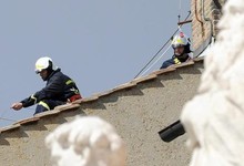 Los bomberos colocan la chimenea | EFE