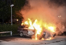 Un automvil ardiendo en plenos disturbios en Estocolmo| EFE