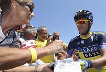 Alberto Contador firma autgrafos en la salida de la tercera etapa en Ajaccio. | EFE