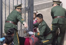 Una norcoreana intenta entrar en la embajada de Japn | Cordon Press