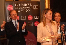 Cospedal promocionando el vino de La Mancha en el Senado | JCCM