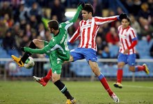 Diego Costa disputa un bal�n con Javi Chica. | Cordon Press