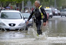 Un bombero atraviesa una de las calles inundadas en el barrio de la Rochapea de Pamplona | EFE