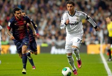 Cristiano Ronaldo conduce la pelota ante Dani Alves. | Archivo