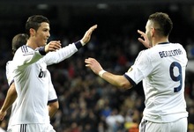 Cristiano Ronaldo celebra un gol con Benzema. | Archivo