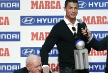 Cristiano Ronaldo recibi un premio de manos de Di Stefano