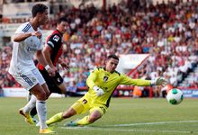 Cristiano Ronaldo bate al portero del Bournemouth, Flahavan. | Cordon Press