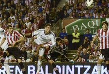 Cristiano Ronaldo anota de cabeza su segundo gol al Athletic. | EFE