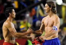 Cristiano e Ibrahimovic se saludan tras un partido. | Archivo / EFE