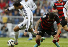 Cristiano Ronaldo se lleva el baln ante Hugo Mallo. | EFE