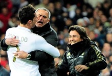 Cristiano se abraza con Mourinho para celebrar un gol. | Cordon Press/Archivo