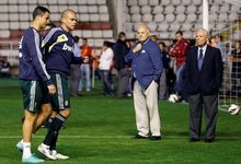 Cristiano y Pepe se ejercitan a oscuras en el estadio de Vallecas. | EFE