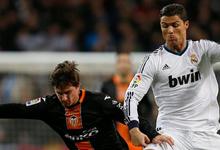 Cristiano y Piatti disputan un baln. | Cordon Press