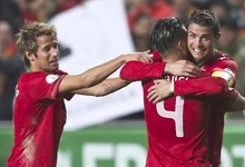 Cristiano Ronaldo (d) celebra su gol junto a Coentrao (i) y Miguel Veloso. | EFE