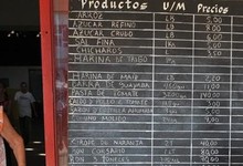 Un cubano observa la lista de precios de los alimentos | EFE