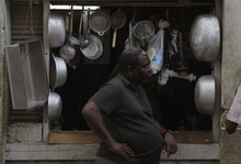 Un hombre espera junto a una tienda privada de utensilios de cocina en La Habana. | Cordon Press